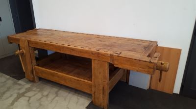 Desk for carpenter